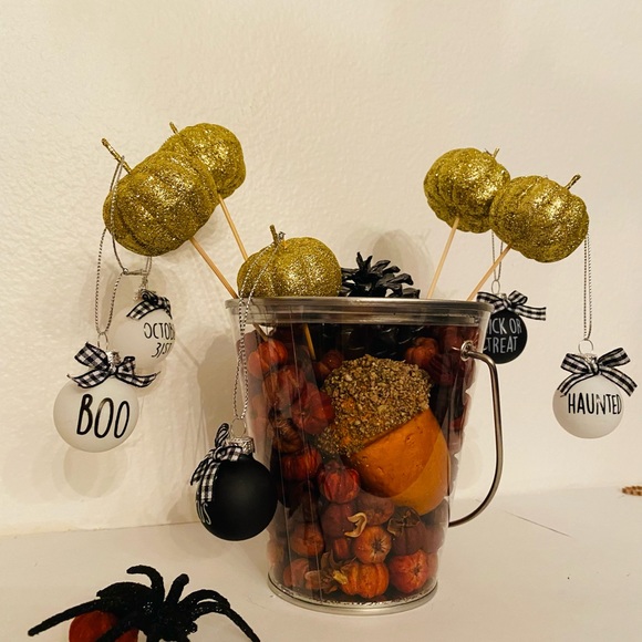 Halloween table decor with ornaments and pumpkin spice scented putka pods - Picture 6 of 16